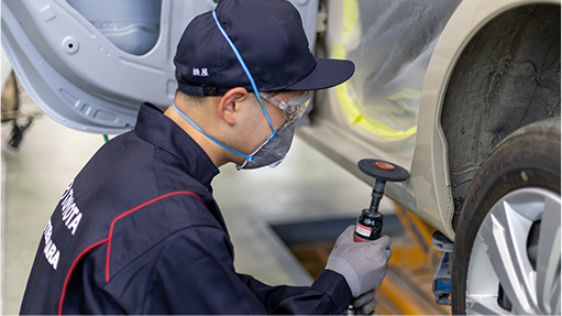 車体の修復作業